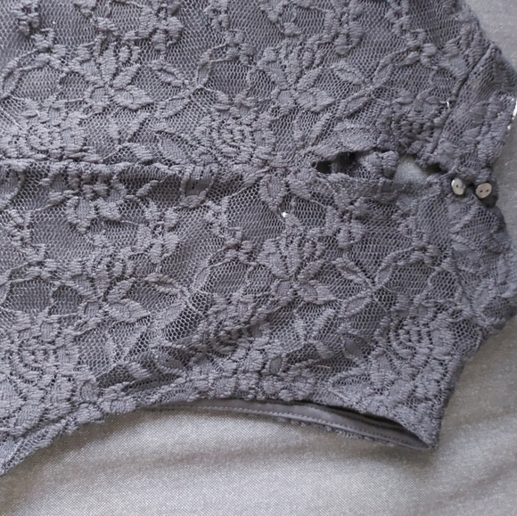 High neck floral lace sleeveless top - Picture 2 of 5